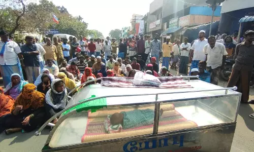 வந்தவாசி அரசு ஆஸ்பத்திரியில் சிகிச்சை பலனின்றி மரணம்- 6 மாத குழந்தை பிணத்துடன் உறவினர்கள் மறியல்