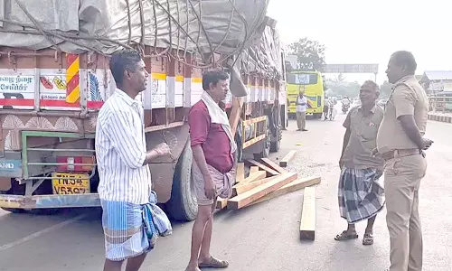 லாரி மீது தனியார் பஸ் மோதல்; 3 பேர் காயம்