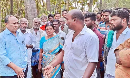 சாலையை சீரமைக்க கோரி கிராமமக்கள் மறியல்