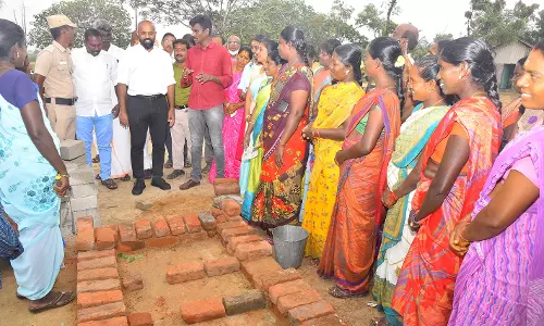 கட்டுமான பயிற்சிபெறும் கிராம பெண்கள்