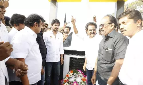 மொழிப்போர் தியாகிகளுக்கு உதயநிதி ஸ்டாலின் மரியாதை- மலர் வளையம் வைத்து அஞ்சலி