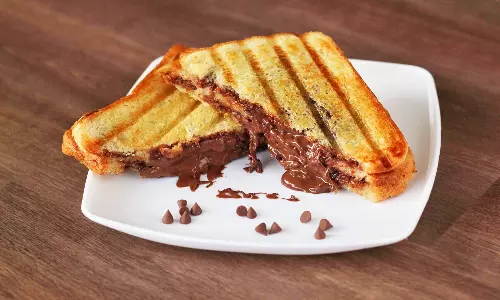 கடையில் வாங்க வேண்டாம்... வீட்டிலேயே செய்யலாம் சாக்லேட் சாண்ட்விச்