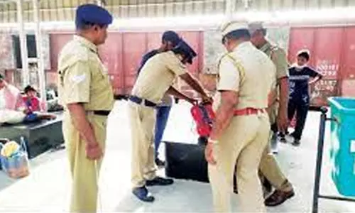 குடியரசு தின விழாவையொட்டி ெரயில் நிலையத்தில் போலீசார் சோதனை