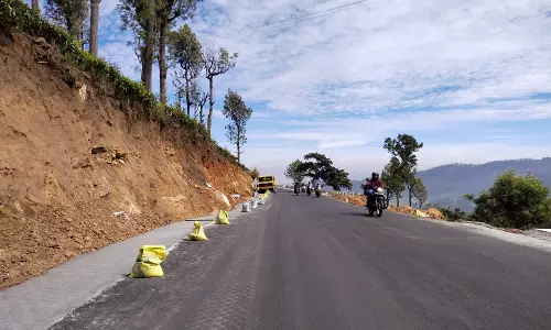 கோத்தகிரி-ஊட்டி சாலையில் விறுவிறுப்படைந்த சாலை விரிவாக்க பணி