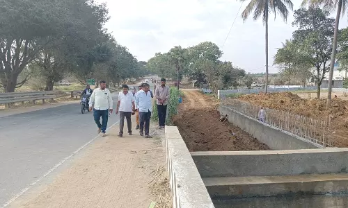 சாலை விரிவாக்க பணி: அதிகாரி நேரில் ஆய்வு