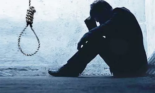 வாலிபர் தூக்கிட்டு சாவு