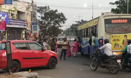 சுந்தராபுரம் பஸ் நிறுத்தத்தில் நிழற்குடை மைக்கப்படுமா? பொதுமக்கள் எதிர்பார்ப்பு