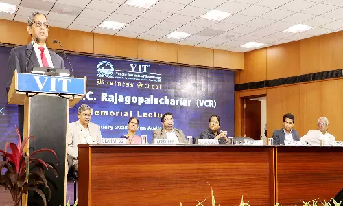 வழக்குகளை விரைந்து முடிக்க நீதித்துறை கட்டமைப்பை சரி செய்ய வேண்டும்