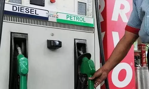 பெட்ரோல் பங்க் மீது கல்வீச்சு