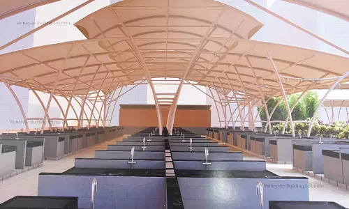 பட்டினப்பாக்கம் கடற்கரையில் 366 கடைகளுடன் மீன் மார்க்கெட் அமைக்கும் பணி தொடங்கியது