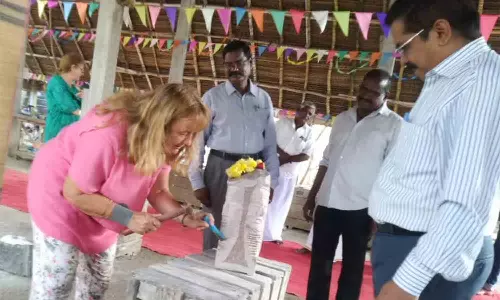 பயிற்சி தொடங்கியது... மாமல்லபுரம் வந்து சிலை செதுக்கும் வெளிநாட்டவர்கள்