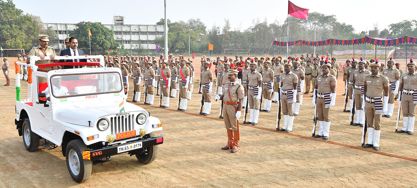 கலெக்டர் தேசியக்கொடியேற்றி நலத்திட்ட உதவிகள் வழங்கல்