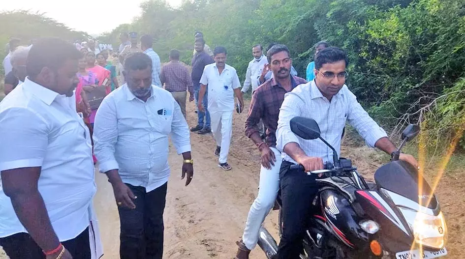 ஆறுமுகநேரி பகுதியில் மோட்டார் சைக்கிளை ஓட்டி சென்று கலெக்டர் கள ஆய்வு