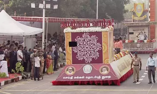 குடியரசு தின அணிவகுப்பில் தமிழ்நாடு வாழ்க என்ற வாசகத்துடன் அலங்கார ஊர்தி