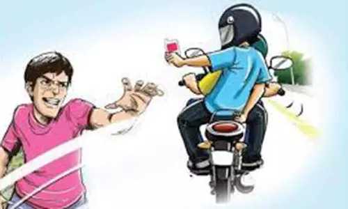 ஊழியரிடம் செல்போன் பறித்து சென்ற வாலிபர்