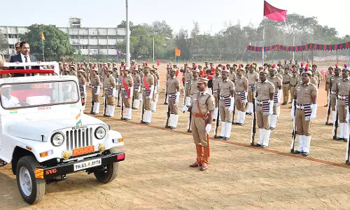 கலெக்டர் தேசியக்கொடியேற்றி நலத்திட்ட உதவிகள் வழங்கல்