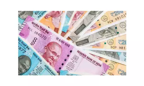 துணிகளின் விலையை உயர்த்திய சாலையோர வியாபாரிகள்