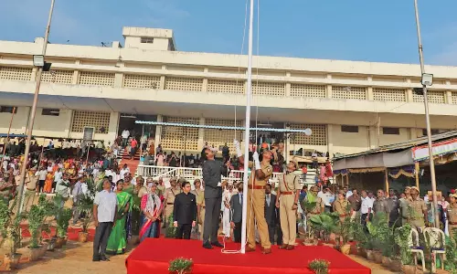 நாகர். அண்ணா விளையாட்டு அரங்கத்தில் நடந்த குடியரசு தினவிழாவில் கலெக்டர் அரவிந்த் கொடி ஏற்றினார் - 85 போலீசாருக்கு முதல்-அமைச்சர் பதக்கம்- ரூ.23½ லட்சம் நலத்திட்ட உதவி வழங்கப்பட்டது