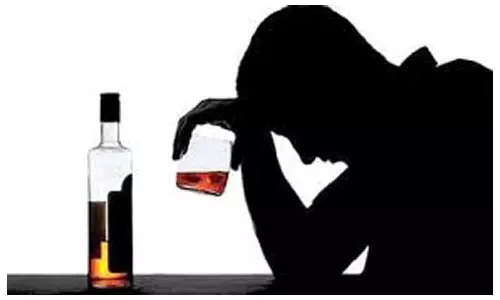 சகல வசதியுடன் வீட்டிலேயே மதுபார்:கவுன்சிலரின் கணவர் உள்பட 3 பேர் கைது