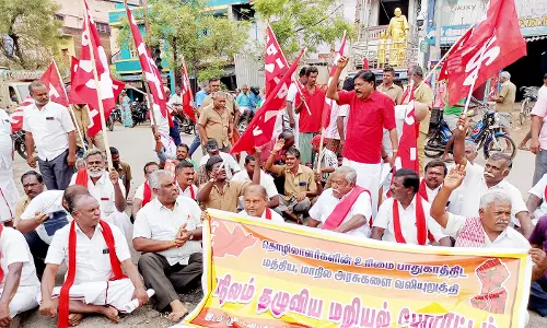 தொழிற்சங்கங்கத்தினர் மறியல்