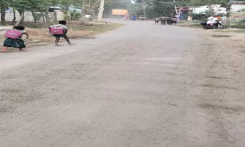 நெடுஞ்சாலை பணிக்காக வேகமாக செல்லும் மண் லாரிகள்: மாணவர்கள், பொதுமக்கள் அவதி