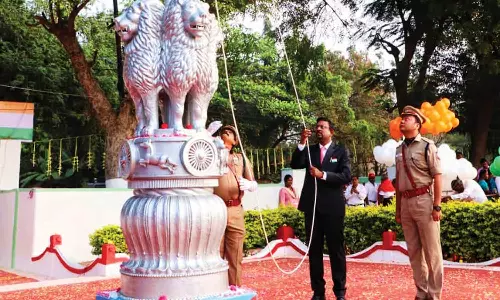 தஞ்சை ஆயுதப்படை மைதானத்தில் குடியரசு தின விழாவையொட்டி தேசிய கொடி கலெக்டர் ஏற்றினார்