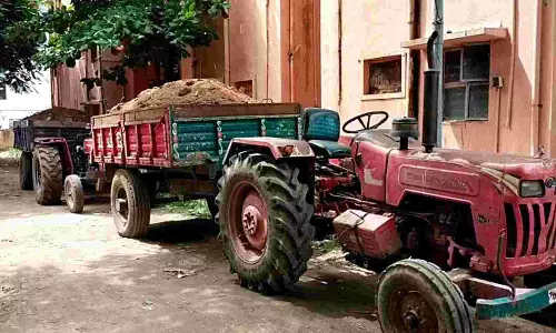 மணல் கடத்திய டிராக்டர் பறிமுதல்