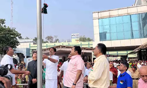 திருப்பூர் மாநகராட்சி அலுவலகத்தில் குடியரசு தின விழா கொண்டாட்டம்- மேயர் தேசிய கொடி ஏற்றினார்