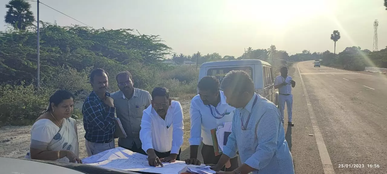 கரூர் முதல் வீரராக்கியம் வரை நெடுஞ்சாலைத்துறை தலைமை பொறியாளர் ஆய்வு கரூர் முதல் வீரராக்கியம் வரை நெடுஞ்சாலைத்துறை தலைமை பொறியாளர் ஆய்வு