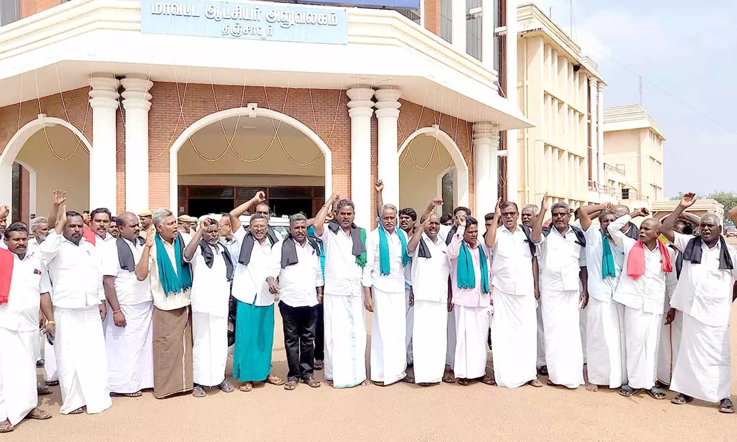 தஞ்சையில், கருப்பு துண்டு அணிந்து விவசாயிகள் ஆர்ப்பாட்டம் தஞ்சையில், கருப்பு துண்டு அணிந்து விவசாயிகள் ஆர்ப்பாட்டம்