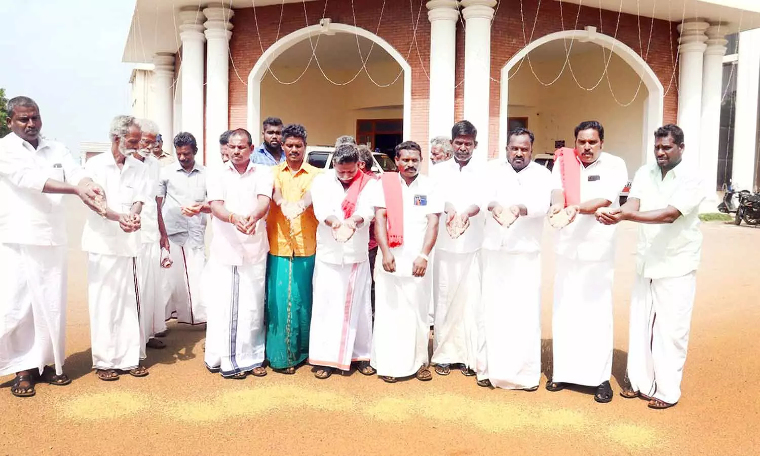 தஞ்சையில், நெல் மணிகளை கொட்டி விவசாயிகள் நூதன போராட்டம்