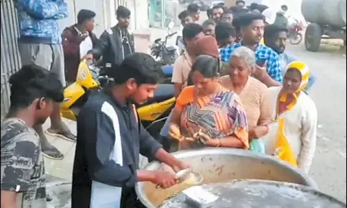 திருத்தணியில் 3 ரூபாய்க்கு பிரியாணி விற்பனை: அலைமோதிய அசைவ பிரியர்கள்