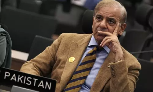 பாகிஸ்தானில் அரசு ஊழியர்கள் சம்பளத்தை 10 சதவீதம் குறைக்க பரிசீலனை