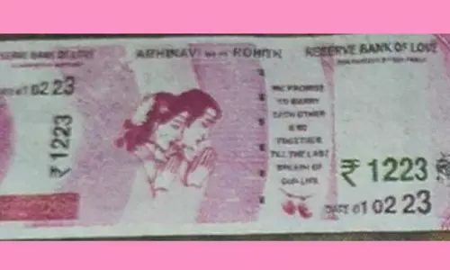 2000 ரூபாய் நோட்டு வடிவில் திருமண அழைப்பிதழ்- ஆச்சரியத்துடன் வாங்கிப் பார்த்த உறவினர்கள்