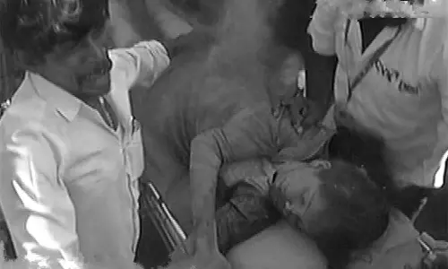 பழைய கட்டிடத்தை இடித்தபோது விபத்து- சாலையில் சென்ற பெண் பலியான பரிதாபம்