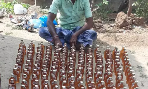 திருச்சி மாவட்டத்தில் கள்ளச்சந்தையில் கூடுதல் விலைக்கு மதுபானம் விற்பனை