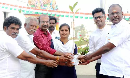 குடியரசு தினவிழாவை யொட்டி பொதுமக்களுக்கு மரக்கன்றுகள் வழங்கல்