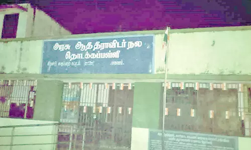 பள்ளியில் நள்ளிரவு வரை தேசிய கொடி இறக்கப்படாததால் பரபரப்பு