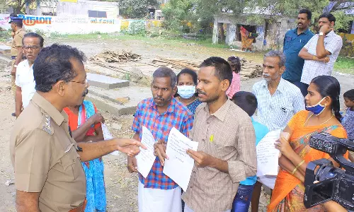 நெல்லை தாலுகா அலுவலகம் முன்பு குடும்பத்தினருடன் தர்ணாவில் ஈடுபட்ட விவசாயிகள்