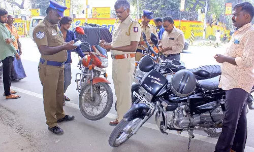 நெல்லை மாநகர பகுதியில் இன்று மீண்டும் அதிரடி: ஹெல்மெட் அணியாமல் சென்ற  வாகன ஓட்டிகளுக்கு அபராதம்- 50 இடங்களில் போலீசார் வாகன சோதனை