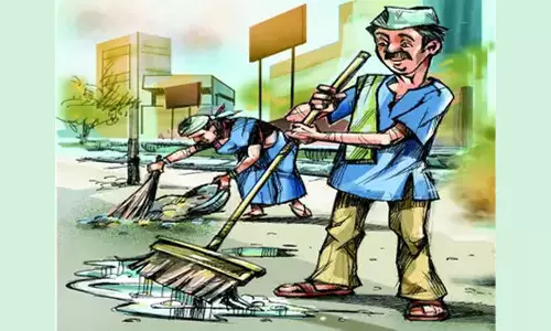 மயானத்தை சுத்தம் செய்த சாலை பணியாளர்கள்