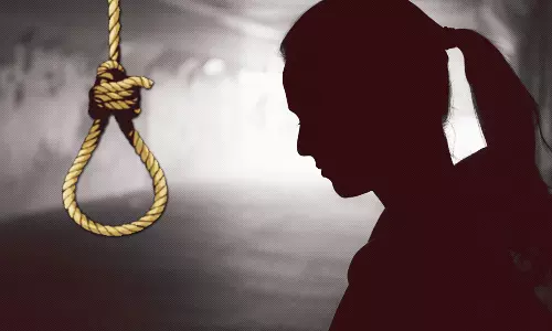 ஆசிரியர் பயிற்சி மாணவி தூக்கிட்டு தற்கொலை