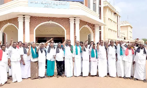 தஞ்சையில், கருப்பு துண்டு அணிந்து விவசாயிகள் ஆர்ப்பாட்டம்