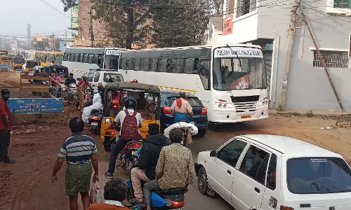 பாதாள சாக்கடை பணியால் போக்குவரத்து நெரிசல்