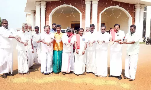 தஞ்சையில், நெல் மணிகளை கொட்டி விவசாயிகள் நூதன போராட்டம்