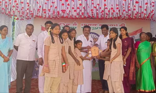 ஓசூரில் மாணவர்களுக்கு பரிசு, சான்றிதழ் :மேயர் வழங்கினார்