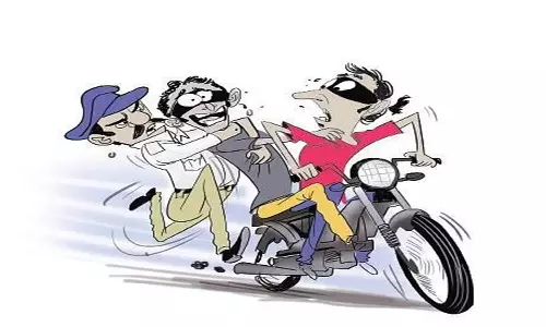 பைக் திருடிய வாலிபர்கள் கைது