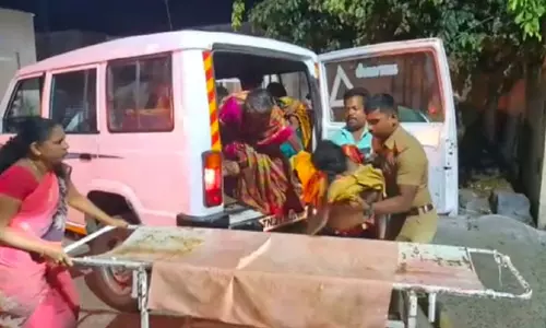 தடுப்புசுவரில் வேன் மோதி சிறுமி உள்பட 3 பேர் பலி