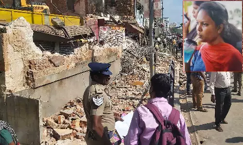 சுற்றுச்சுவர் விழுந்து ஐ.டி. பெண் ஊழியர் பலி- 2 பேரை கைது செய்தது போலீஸ்