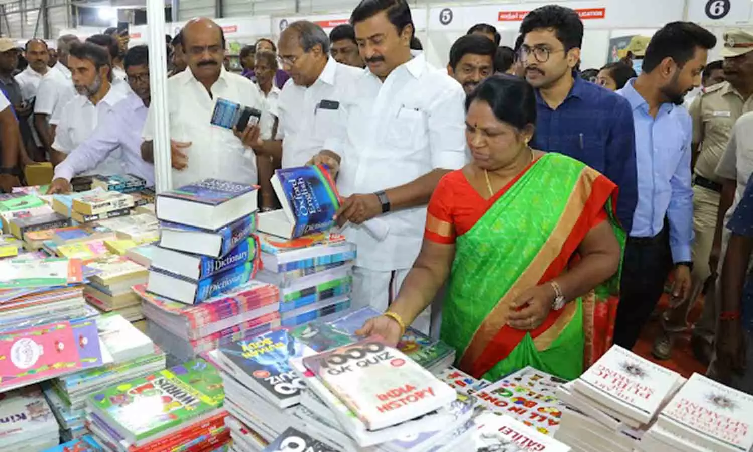 வாழ்க்கையில் வெற்றியடைய மாணவர்கள் புத்தகங்களை படிக்க வேண்டும் - அமைச்சர் மு.பெ.சாமிநாதன் பேச்சு